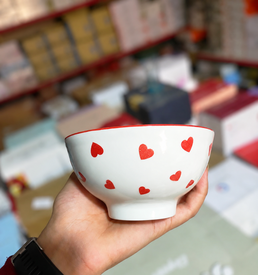 بولة بورسلين بيضاء بنقشة قلوب حمراء — 10 سم